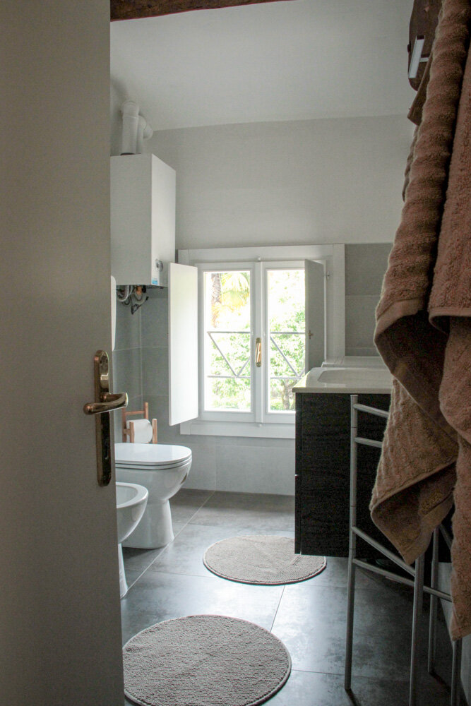 Bagno con finestra sul verde