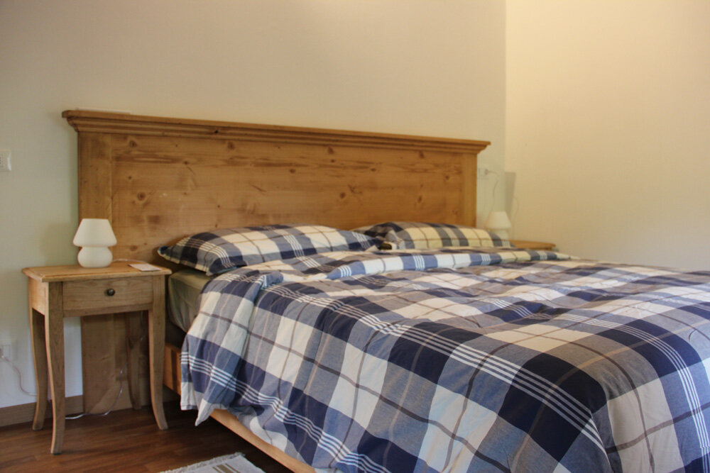Camera con comodini in legno