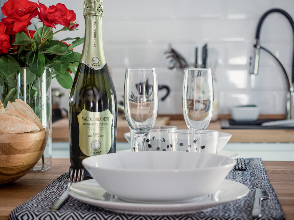 Tavola con prosecco e rose